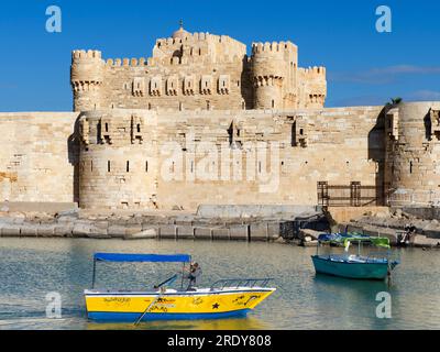 Die Zitadelle von Qaitbay befindet sich an der nördlichen Spitze der Insel Pharos an der Mündung des östlichen Hafens von Alexandria und ist eine Festung aus dem 15. Jahrhundert Stockfoto