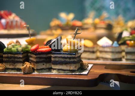 Viele Arten von Kuchen am Buffet Stockfoto