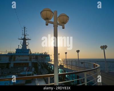 Aussichtsplattformen sind meine Geheimwaffe und der bevorzugte Ort für Schießereien an Bord von Kreuzfahrtschiffen; sie bieten auch immer einen schönen Blick auf das Meer, die Stockfoto