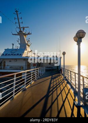 Aussichtsplattformen sind meine Geheimwaffe und der bevorzugte Ort für Schießereien an Bord von Kreuzfahrtschiffen; sie bieten auch immer einen schönen Blick auf das Meer, die Stockfoto