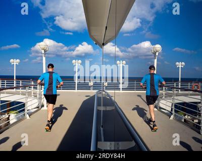 Laufstrecken sind meine Geheimwaffe und ein bevorzugter Drehort an Bord von Kreuzfahrtschiffen. Das Herumschmuggeln hilft nicht nur im Kampf-Agai Stockfoto