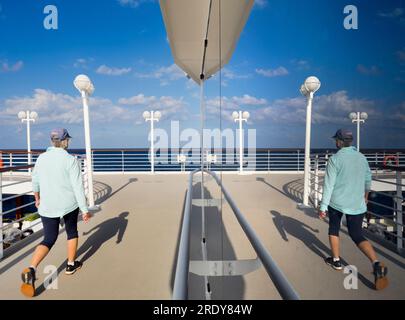 Laufstrecken sind meine Geheimwaffe und ein bevorzugter Drehort an Bord von Kreuzfahrtschiffen. Das Herumschmuggeln hilft nicht nur im Kampf-Agai Stockfoto