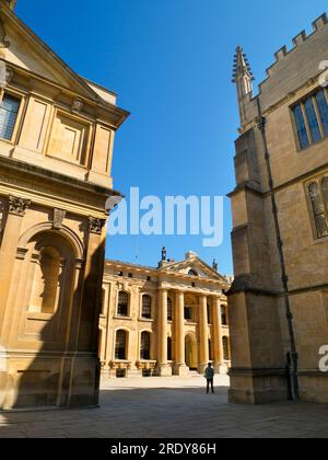 Die großen, historischen Gebäude des historischen Oxford. Das Clarendon Building ist das prächtige neoklassizistische Gebäude aus dem 18. Jahrhundert in der Mitte. Nichola Stockfoto