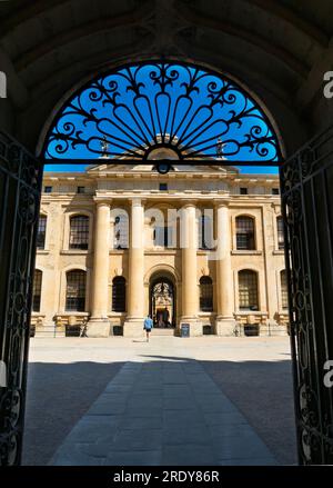 Dieses herrliche neoklassizistische Gebäude der Universität Oxford aus dem 18. Jahrhundert ist das Clarendon Building. Nicholas Hawksmoor hat es entworfen Stockfoto