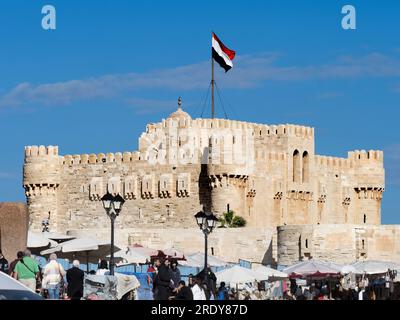 Die Zitadelle von Qaitbay befindet sich an der nördlichen Spitze der Insel Pharos an der Mündung des östlichen Hafens von Alexandria und ist eine Festung aus dem 15. Jahrhundert Stockfoto