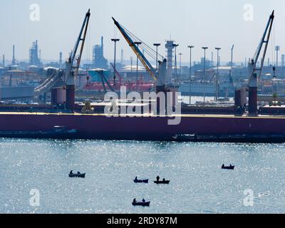 Der Hafen von Alexandria liegt an der nördlichen Mittelmeerküste Ägyptens, westlich des Nildeltas. Es ist einer der ältesten Häfen in der Region W. Stockfoto