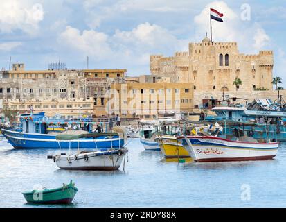 Die Zitadelle von Qaitbay befindet sich an der nördlichen Spitze der Insel Pharos an der Mündung des östlichen Hafens von Alexandria und ist eine Festung aus dem 15. Jahrhundert Stockfoto