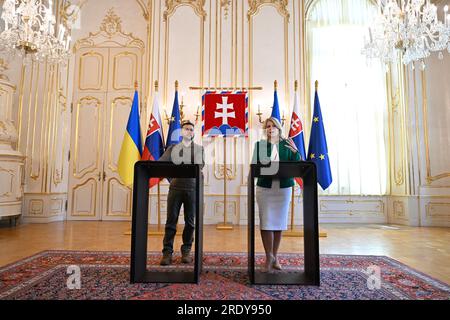 ***DATEIFOTO*** die slowakische Präsidentin Zuzana Caputova, rechts, und der ukrainische Präsident Volodymyr Zelenskiy, links, geben die Pressekonferenz nach ihrem Ich Stockfoto