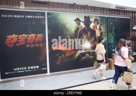 SHANGHAI, CHINA - 2. JULI 2023 - Fans passen ein Poster von „Indiana Jones and the Dial of Destiny“ in einem Kino in Shanghai, China, am 2. Juli 2023. Stockfoto