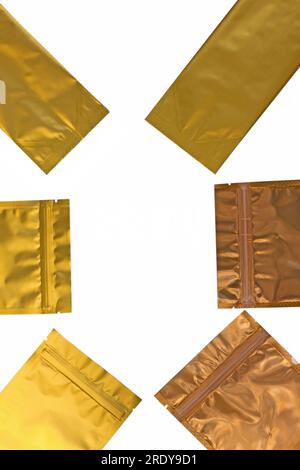 Goldene metallisierte seitliche Zwickel-Beutel isoliert auf weißem Hintergrund. Leeres Vorlagenmodell für leere Folienverpackung. Trendiger metallischer Aluminiumkaffee und Stockfoto