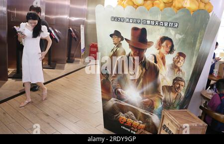 Shanghai, China. 24. Juli 2023. Fans passieren am 2. Juli 2023 ein Poster von „Indiana Jones and the Dial of Destiny“ in einem Kino in Shanghai, China. (Foto: Costfoto/NurPhoto) Guthaben: NurPhoto SRL/Alamy Live News Stockfoto