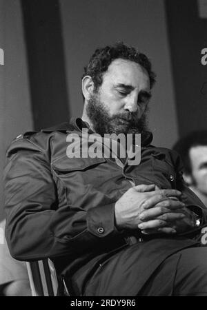 ARCHIVFOTO: Vor 70 Jahren, am 26. Juli 1953, begann die kubanische Revolution in Kuba mit einem Angriff einer Guerillamacht unter Fidel CASTRO auf die Moncada-Kaserne in Santiago de Cuba. Fidel Castro, halbe Länge, in Uniform, sitzt auf einem Stuhl, schläft, schläft, schläft, Hände über seinem Bauch, am XI World Youth Festival am 9. August 1978 in Havanna/Kuba; Schwarzweißfoto; Fidel CASTRO (eigentlich: Fidel Alejandro Castro Ruz), Kuba, Politik, Premierminister von Kuba; ? Stockfoto