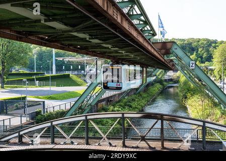 Wuppertal, Deutschland - 3. Mai 2022: Die Hängeeisenbahn ist die älteste elektrische Hochbahn mit hängenden Autos der Welt und ein einzigartiges System Stockfoto