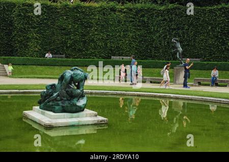 Musée Rodin Ugolino und seine Söhne (Rodin) 1881, Skulpturen in einem runden Teich in den Gärten Stockfoto