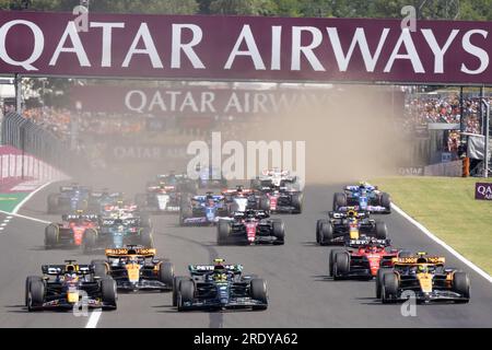 Mogyorod. 23. Juli 2023. Die Fahrer starten am 23. Juli 2023 beim ungarischen Grand Prix 2023 in Hungaroring in Mogyorod in der Nähe von Budapest, Ungarn. Kredit: Attila Volgyi/Xinhua/Alamy Live News Stockfoto