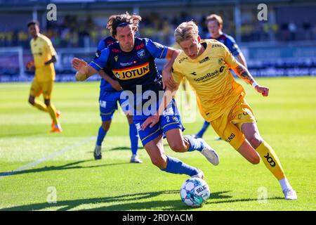 Sandefjord, Norwegen, 23. Juli 2023. Bodø/Glimts Albert Grønbæk wird von Sandefjords Fredrik Pålerud im Spiel zwischen Sandefjord und Bodø/Glimt in der Release Arena in Sandefjord herausgefordert. Kredit: Frode Arnesen/Alamy Live News Stockfoto