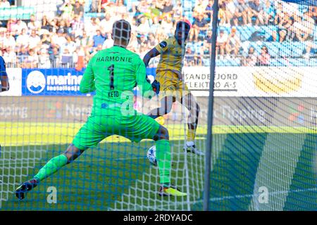 Sandefjord, Norwegen, 23. Juli 2023. Bodø/Glimts Faris Pemi trifft auf Sandefjords Hugo Keto im Spiel zwischen Sandefjord und Bodø/Glimt in der Release Arena in Sandefjord. Kredit: Frode Arnesen/Alamy Live News Stockfoto