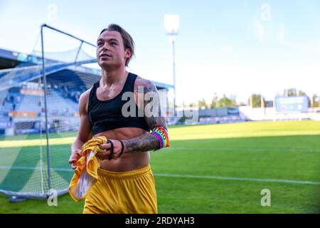 Sandefjord, Norwegen, 23. Juli 2023. Bodø/Glimts Patrick Berg gibt sein Hemd einem jungen Unterstützer nach dem Spiel zwischen Sandefjord und Bodø/Glimt in der Release Arena in Sandefjord. Kredit: Frode Arnesen/Alamy Live News Stockfoto