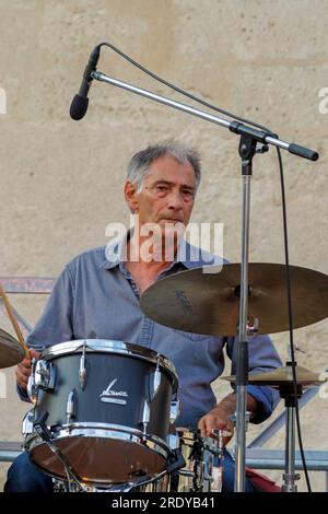 Surville Blues Band Konzert. Place de la Madeleine. Thierry Imperato auf Trommeln. Beziers, Occitanie, Frankreich Stockfoto