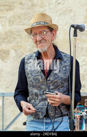 Surville Blues Band Konzert. Place de la Madeleine. Christian Surville auf Mundharmonika. Beziers, Occitanie, Frankreich Stockfoto