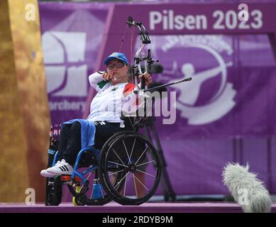 Pilsen, Tschechische Republik. 23. Juli 2023. Asia Pellizzari of Italy tritt beim Finale der Frauen W1 (REC/COMP) bei der 2023. Weltbogenschießen-Parameisterschaft in Pilsen, Tschechische Republik, am 23. Juli 2023 an. Kredit: He Canling/Xinhua/Alamy Live News Stockfoto