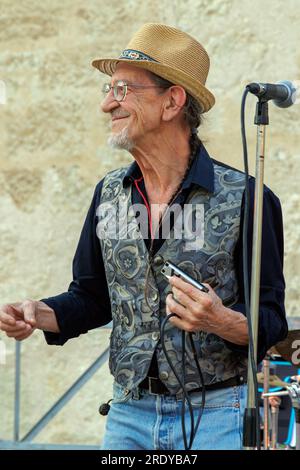 Surville Blues Band Konzert. Place de la Madeleine. Christian Surville auf Mundharmonika. Beziers, Occitanie, Frankreich Stockfoto