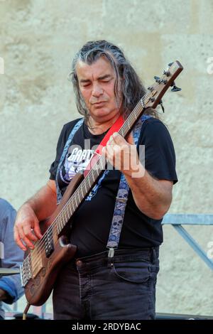 Surville Blues Band Konzert. Place de la Madeleine. Eric Chaussade auf Bass. Beziers, Occitanie, Frankreich Stockfoto