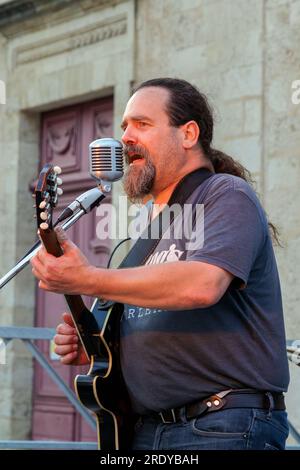 Surville Blues Band Konzert. Place de la Madeleine. Olivier Mas auf der Gitarre. Beziers, Occitanie, Frankreich Stockfoto