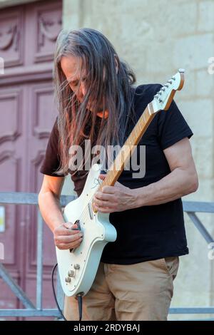 Surville Blues Band Konzert. Place de la Madeleine. Pascal Corriu auf der Gitarre. Beziers, Occitanie, Frankreich Stockfoto