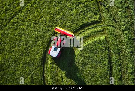 Reifenspuren des Traktors auf Gras im Betrieb Stockfoto