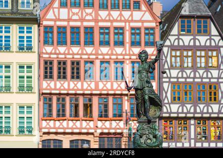 Frankfurt am Main, Deutschland. 5. Juli 2023. Blick auf den Gerechtigkeitsbrunnen am Römerberger Platz Stockfoto