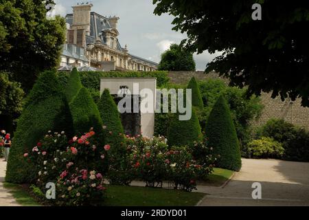 Der wunderschöne Skulpturengarten Musée Rodin ist einer der besten formellen Gärten in Paris, hier sehen die monumentalen Höllentore aus, als wären sie im Himmel. Stockfoto