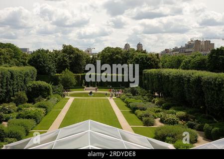 Balkon mit Blick auf den Parterre-Garten von Hôtel Biron, Rasen, Schotterwege und Teich im Musée Rodin, Rodin-Museum, Paris Stockfoto