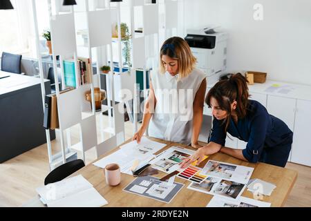 Kollegen diskutieren über Dokumente am Schreibtisch im Kreativbüro Stockfoto