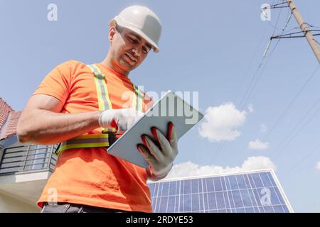 Ingenieur verwendet Tablet-PC in der Nähe des Solarmoduls Stockfoto