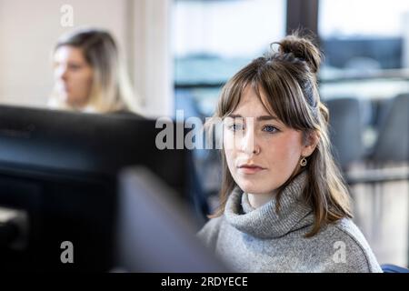Junge Geschäftsfrau arbeiten am computer Stockfoto