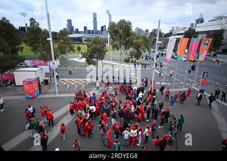 Melbourne, Australien. 24. Juli 2023. Fußball, Frauen: Weltmeisterschaft, Deutschland - Marokko, Vorrunde, Gruppe H, Matchday 1, Melbourne Rectangular Stadium, marokkanische Fans versammeln sich vor Spielbeginn vor dem Stadion. Kredit: Sebastian Christoph Gollnow/dpa/Alamy Live News Stockfoto