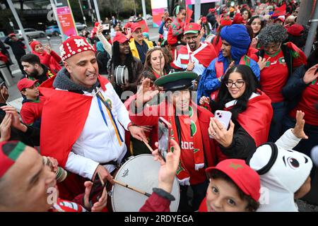 Melbourne, Australien. 24. Juli 2023. Fußball, Frauen: Weltmeisterschaft, Deutschland - Marokko, Vorrunde, Gruppe H, Matchday 1, Melbourne Rectangular Stadium, marokkanische Fans feiern außerhalb des Stadions vor Spielbeginn. Kredit: Sebastian Christoph Gollnow/dpa/Alamy Live News Stockfoto