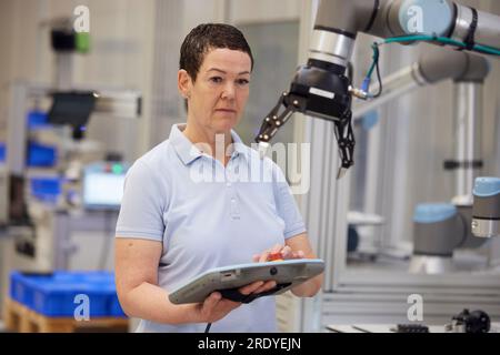 Ausgereifter Ingenieur, der in einer modernen Fabrik arbeitet Stockfoto