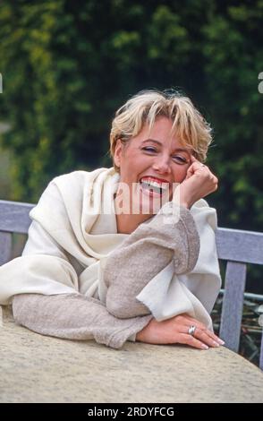 Dana Winner, belgische Sängerin, in ihrem Garten, Belgien 1999. Stockfoto