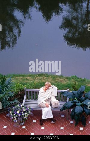 Dana Winner, belgische Sängerin, in ihrem Garten, Belgien 1999. Stockfoto