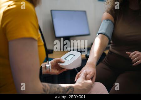 Arztin zur Blutdruckkontrolle in der Klinik Stockfoto