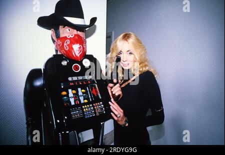 Dolly Buster, tschechische deutsche Schauspielerin Autorin und Unternehmerin, bei einer fotografischen Homestory an einem Spielautomaten, Deutschland 1998. Stockfoto