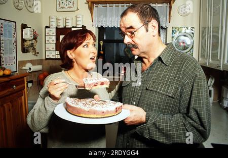 Ute Freudenberg, deutsche Pop-, Rock- und Schlagersängerin, mit Ehemann Peter Pieper während eines Homestory Fotoshootings zuhause bei Weimar, Deutschland 2002. Stockfoto