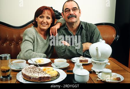 Ute Freudenberg, deutsche Pop-, Rock- und Schlagersängerin, mit Ehemann Peter Pieper während eines Homestory Fotoshootings zuhause bei Weimar, Deutschland 2002. Stockfoto