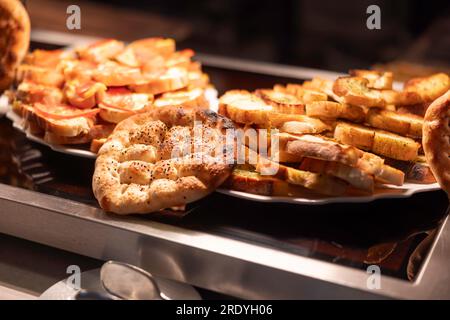 Türkisches Pita-Brot mit Bruschetta auf dem Buffettisch im Hotelrestaurant. Stockfoto