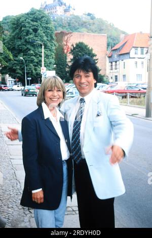 Monika Hauff und Klaus Dieter Henkler ist das Gesangsduo Hauff und Henkler. Hier auf einer Stadttour durch Wernigerode, Deutschland um 2000. Stockfoto