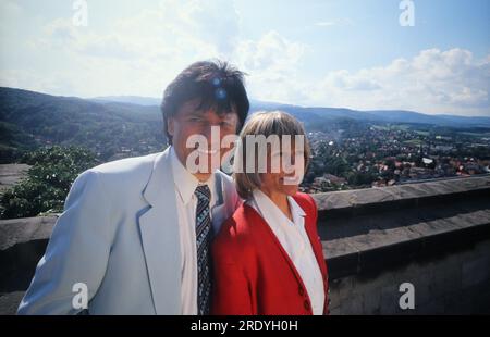 Monika Hauff und Klaus Dieter Henkler ist das Gesangsduo Hauff und Henkler. Hier auf einer Stadttour durch Wernigerode, Deutschland um 2000. Stockfoto