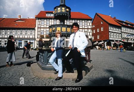 Monika Hauff und Klaus Dieter Henkler ist das Gesangsduo Hauff und Henkler. Hier auf einer Stadttour durch Wernigerode am Rathausplatz, Deutschland um 2000. Stockfoto