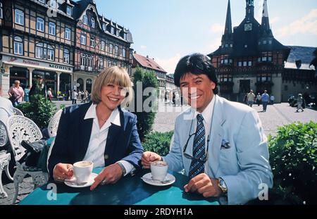 Monika Hauff und Klaus Dieter Henkler ist das Gesangsduo Hauff und Henkler. Hier auf einer Stadttour durch Wernigerode am Rathaus, Deutschland um 2000. Stockfoto